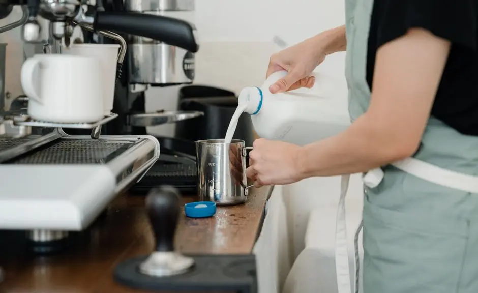 Cara Bikin Foam Susu untuk Kopi Susu Kekinian Tanpa Milk Frother, Anti Gagal!