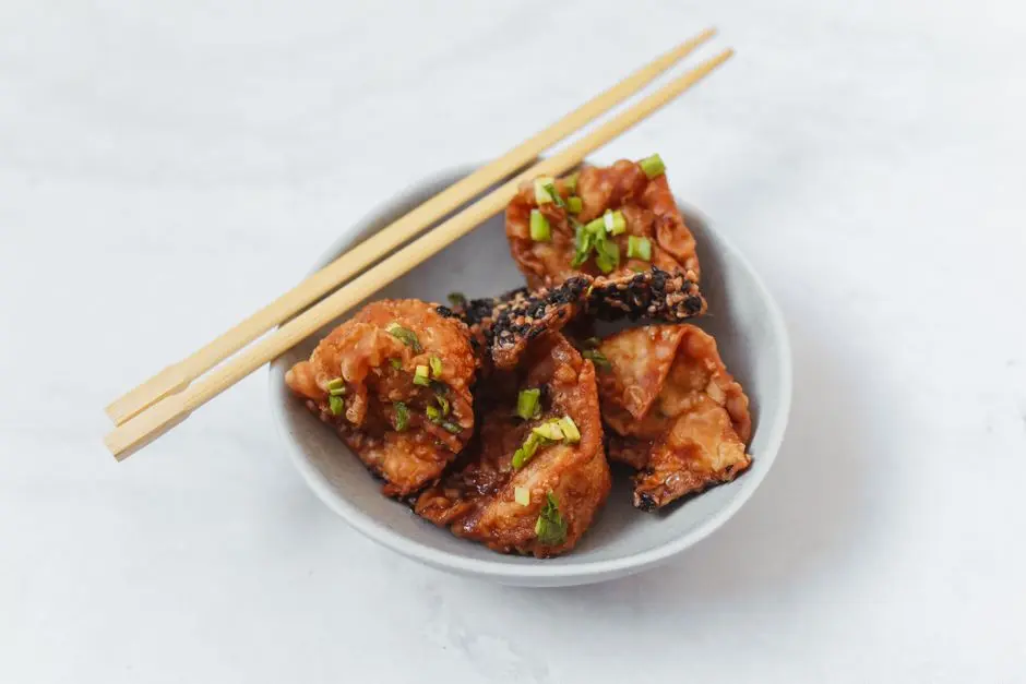 Ubi goreng renyah dengan sambal gula merah dalam piring keramik